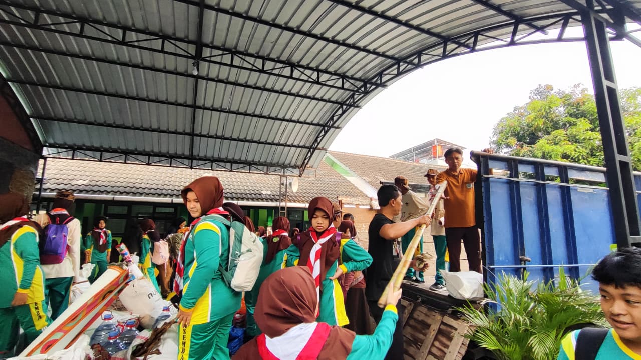 Kompak dan Antusias, Siswa MTsN 9 Bantul Angkut Perlengkapan Kemah ke Truk